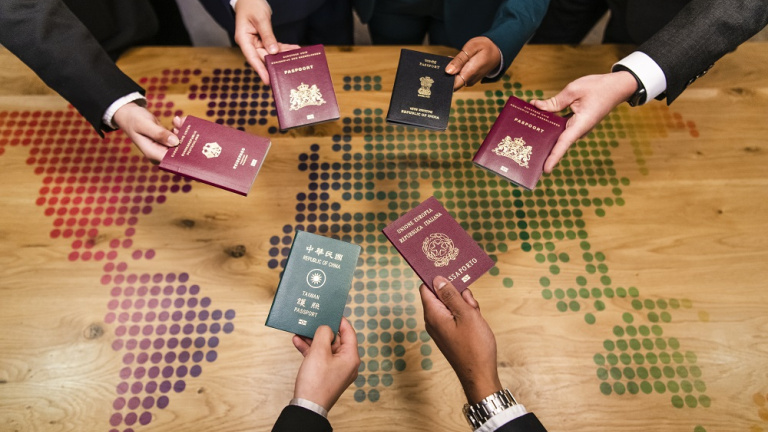 Verschillende paspoorten vastgehouden door studenten