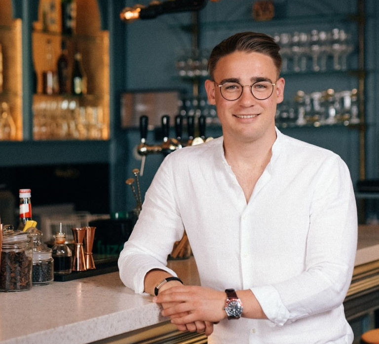 Restaurant Luster, Loek Rekko, Blue and white bar, white shirt, glasses, 