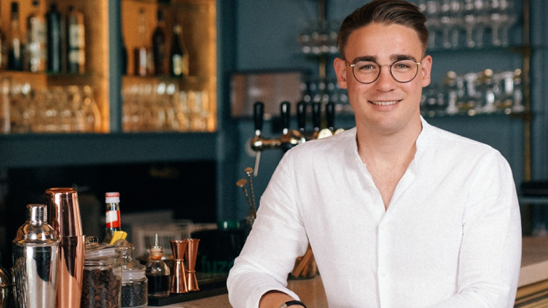 Restaurant Luster, Loek Rekko, Blue and white bar, white shirt, glasses, 
