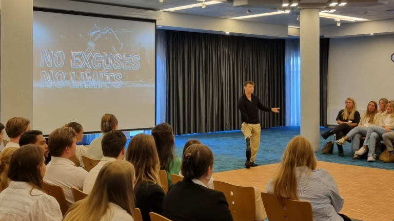 redouan ait chitt breakdancing in de spronckzaal