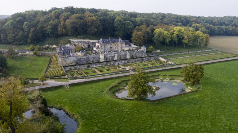 Château Neercanne, green forest, historic and baroque terrace and garden